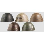 Fünf Stahlhelme M 32 Tschechoslowakischer Stahlhelm M 32, als Beutestück vom Luftschutz