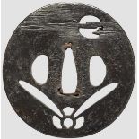 Tsuba, Japan um 1700 Eiserne Marugata Kiyo-Sukashi Tsuba, Darstellung von Hase und Mond in