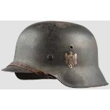 Stahlhelm M 42 mit einem Abzeichen Die feldgraue Lackierung zu 70% erhalten, der Adlerschild (golden