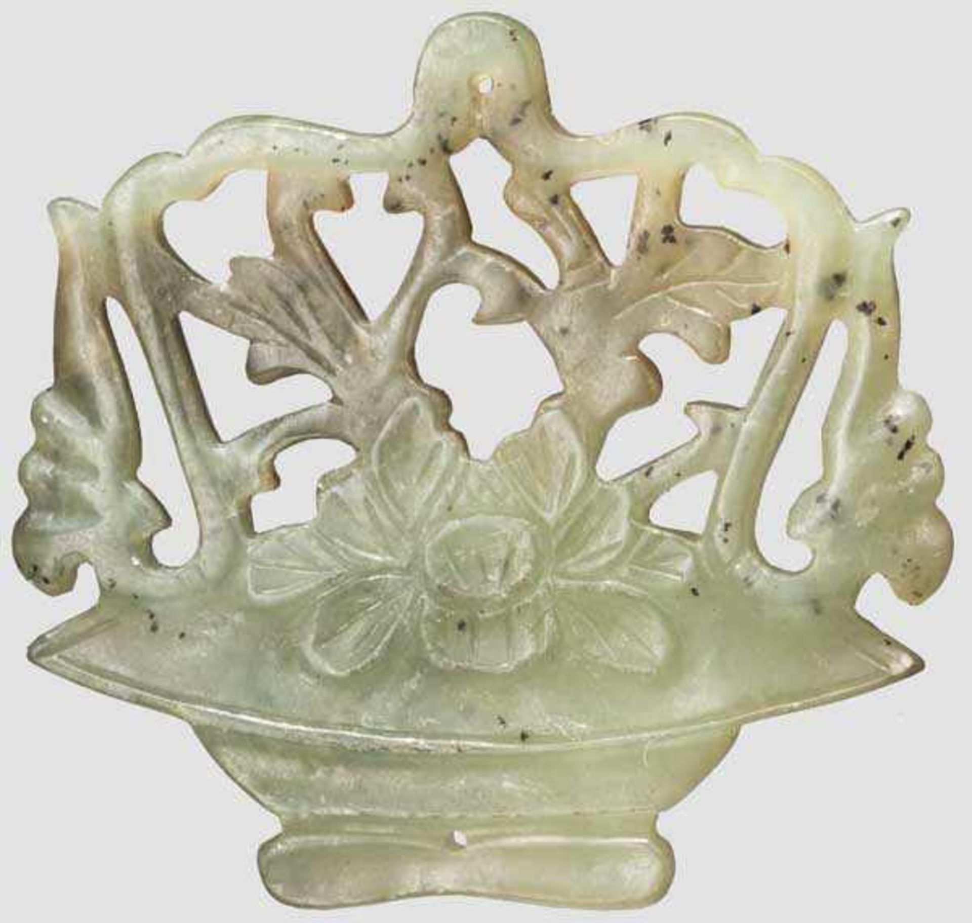 Blumenkorb aus Jade, China, 19. Jhdt. Darstellung eines Blumenkorbes aus grüner Jade mit