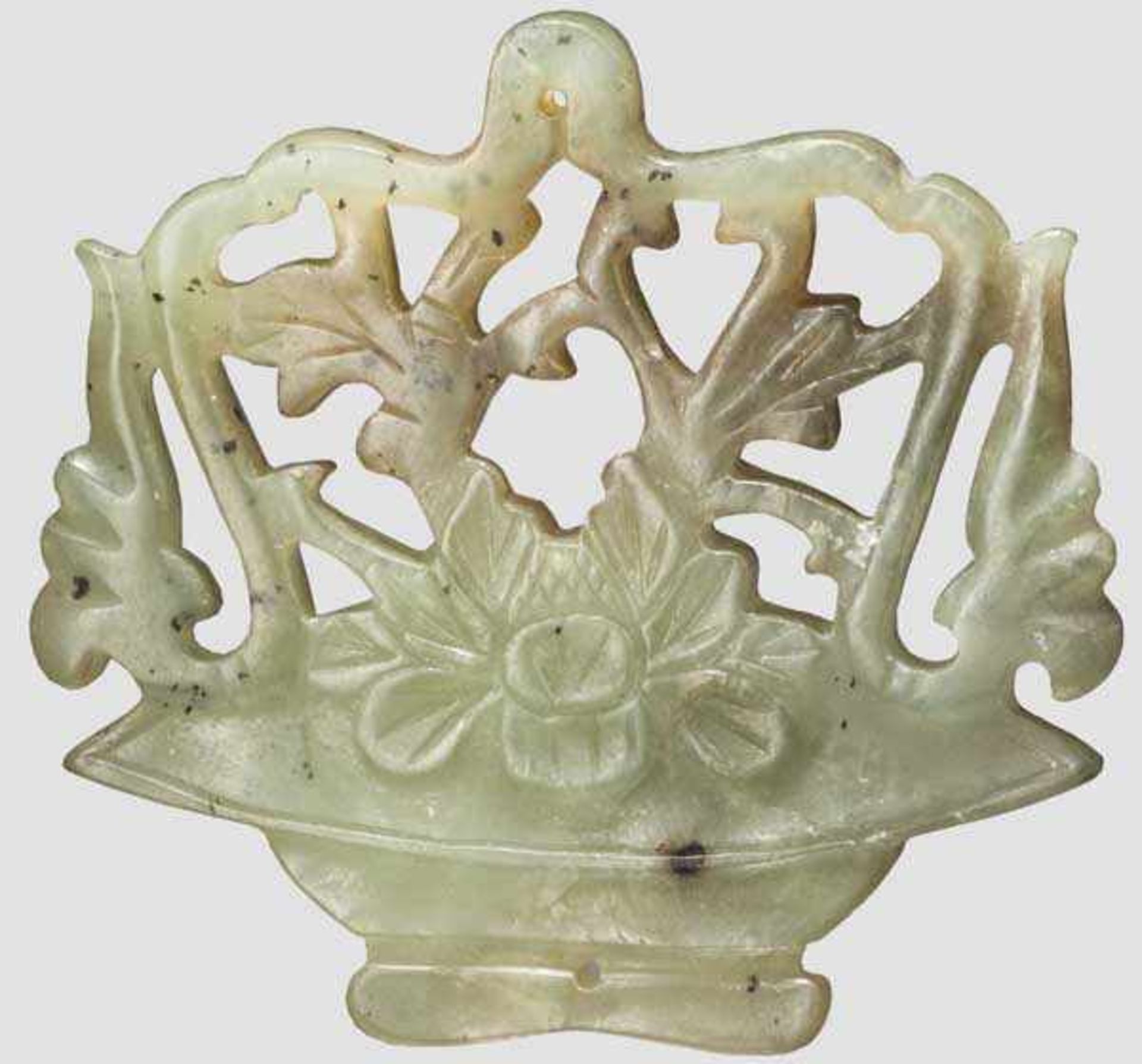 Blumenkorb aus Jade, China, 19. Jhdt. Darstellung eines Blumenkorbes aus grüner Jade mit - Bild 2 aus 2