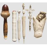 Vier Nadelbehälter und zwei Christusfiguren, 19. Jhdt. Elfenbein, Knochen und Holz. Die