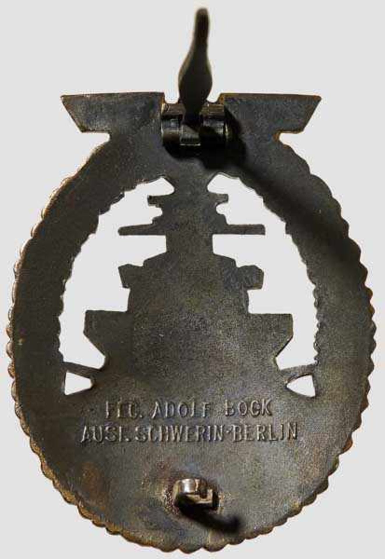 A High Seas Fleet War Badge Gilded and burnished tombak, vertical pin, maker-marked {FEC. ADOLF BOCK - Bild 3 aus 5