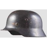 Stahlhelm M 35 mit einem Emblemen für ausländische SS-Helfer Luftwaffenhelm mit originaler, blaugrau