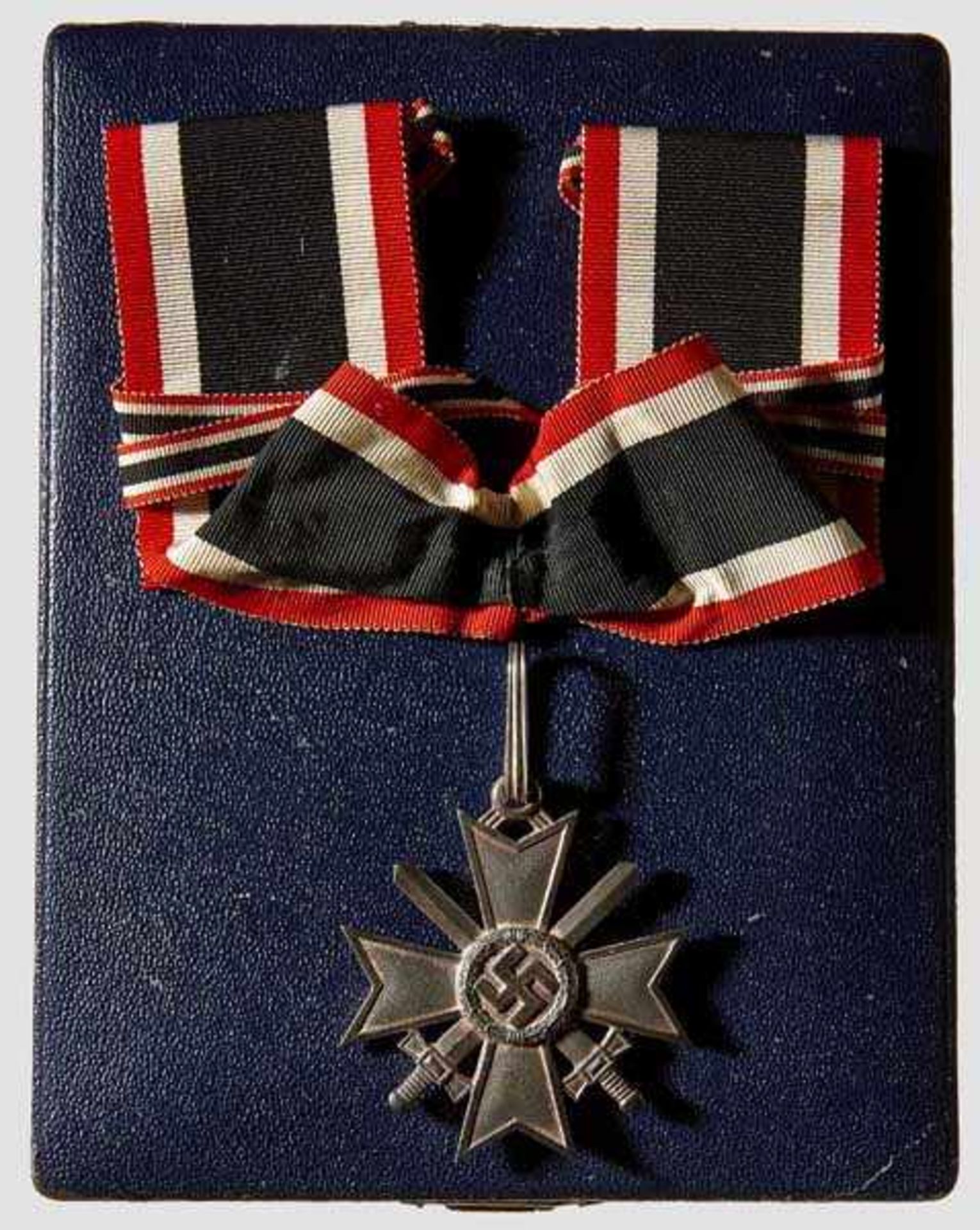 A Cased Knight's Cross of the War Merit Cross with Swords Silver, by Deschler, bottom arm stamped { - Bild 2 aus 5