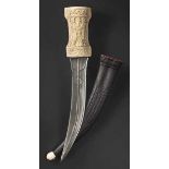 Kandschar mit geschnitztem Griff aus Elfenbein, Persien um 1800 Zweischneidige, kräftige Klinge