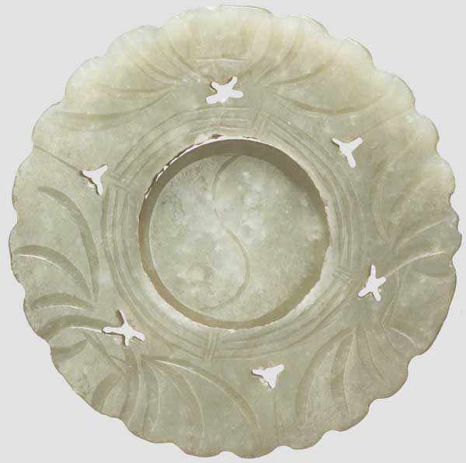 Jadescheibe mit bweglichem Yin-Yang Symbol, China, 19. Jhdt. Flache Scheibe aus Hellgrüner Jade. - Bild 2 aus 2