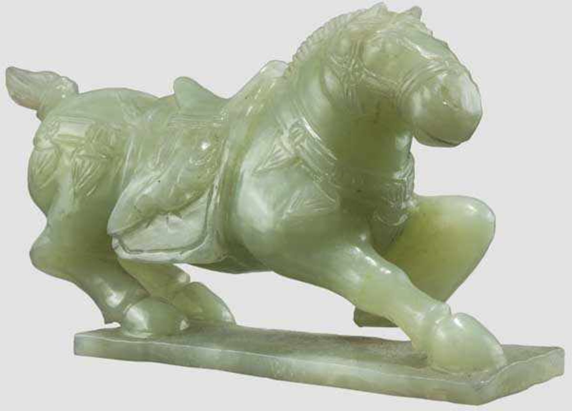 Pferd aus grüner Jade, China um 1900 Vollplastisch geschnittenes Pferd mit Sattel und Zaumzeug aus