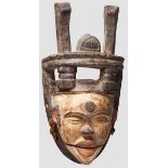 Tanzmaske der Ogoni, Nigeria Geschnitzte hölzerne Maske mit originaler Farbfassung in Weiß,