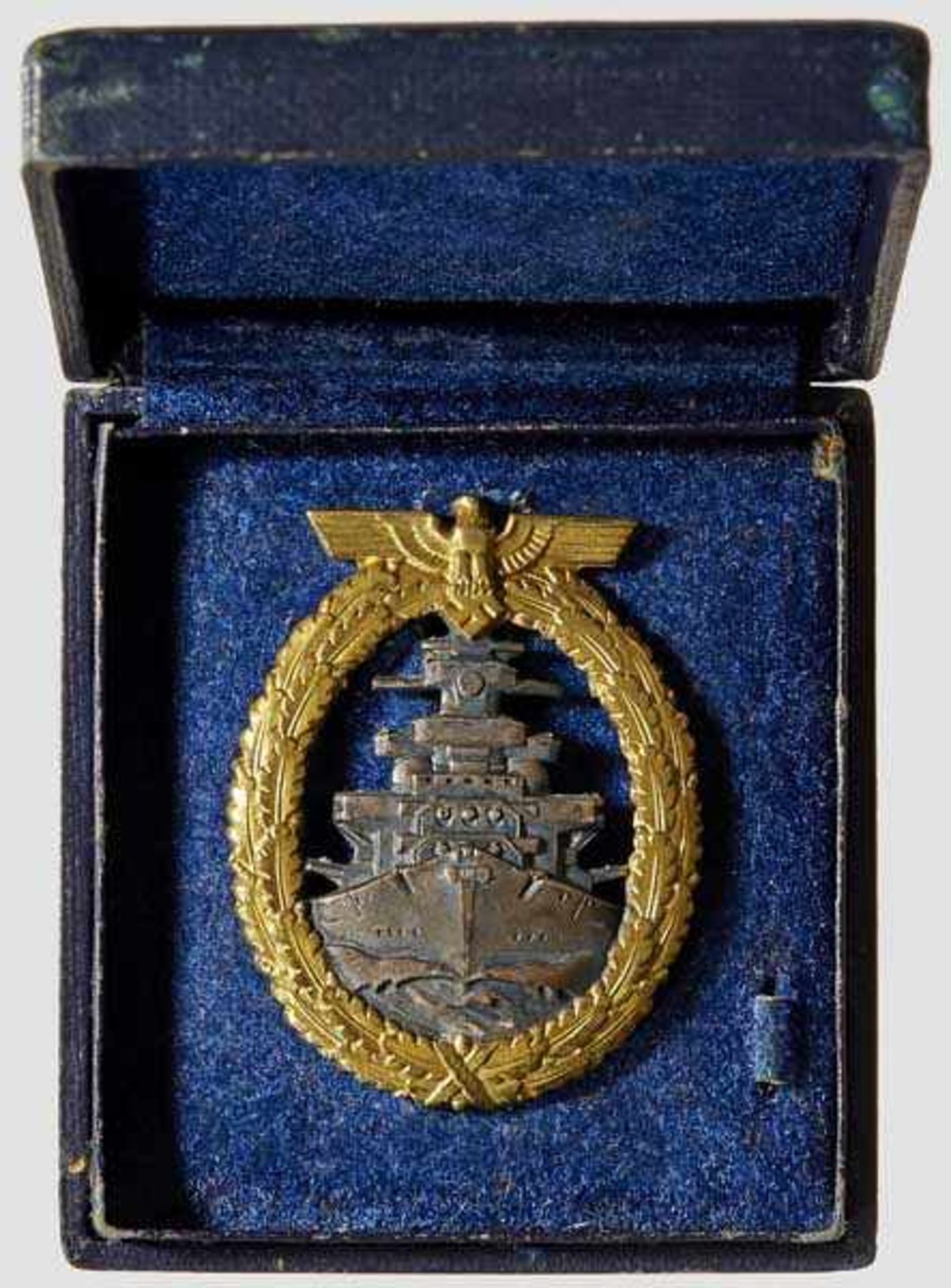 A High Seas Fleet War Badge Gilded and burnished tombak, vertical pin, maker-marked {FEC. ADOLF BOCK - Bild 4 aus 5