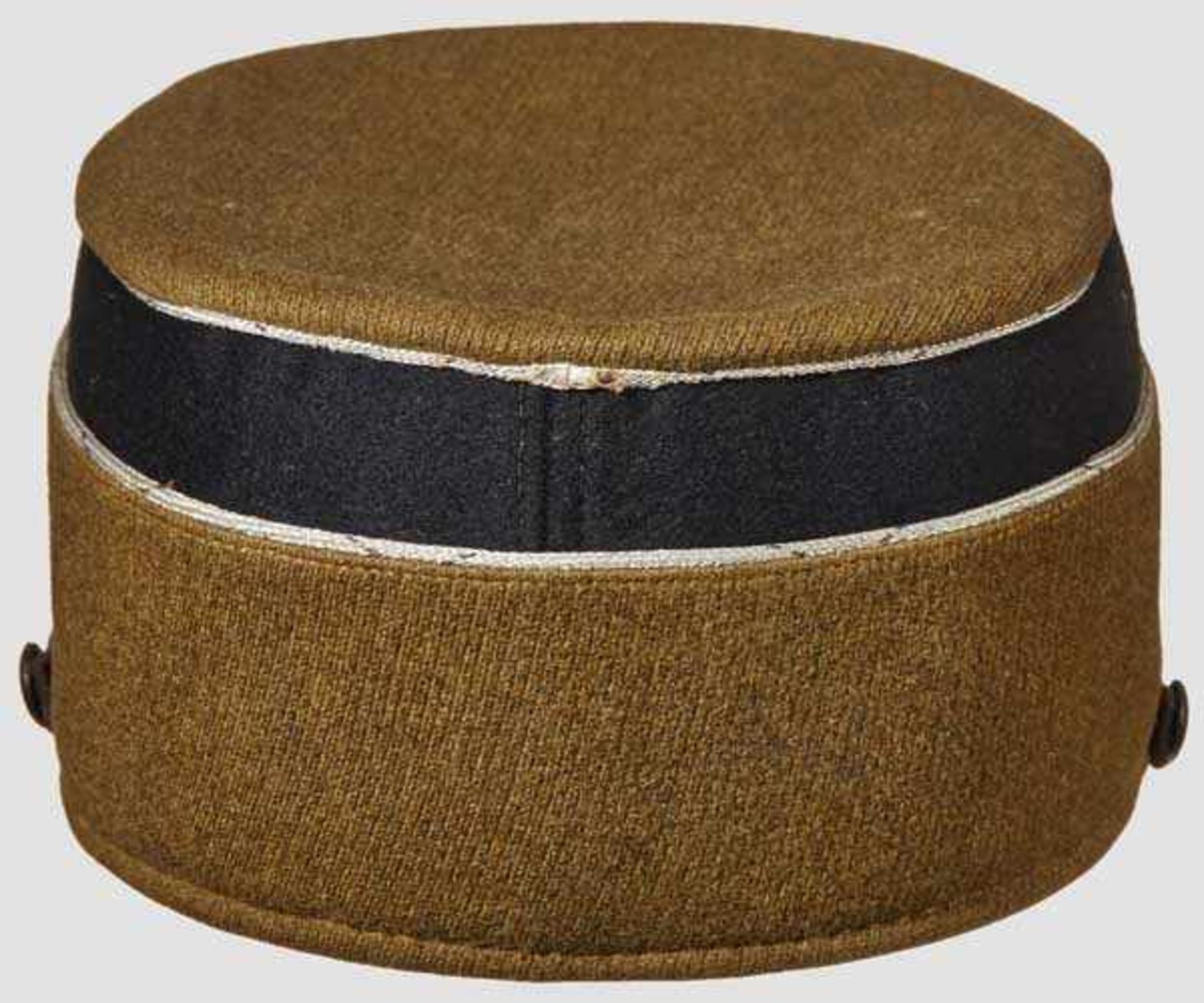 A Kepi for an NSKK Leader Olive brown gabardine body and visor, black wool band, silver wire piping, - Bild 5 aus 7