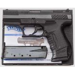 Walther Mod. 99, Versuch / Vorserie, in Box Kal. 9 mm Luger, Nr. V1639. Nummerngleich. Blanker Lauf,