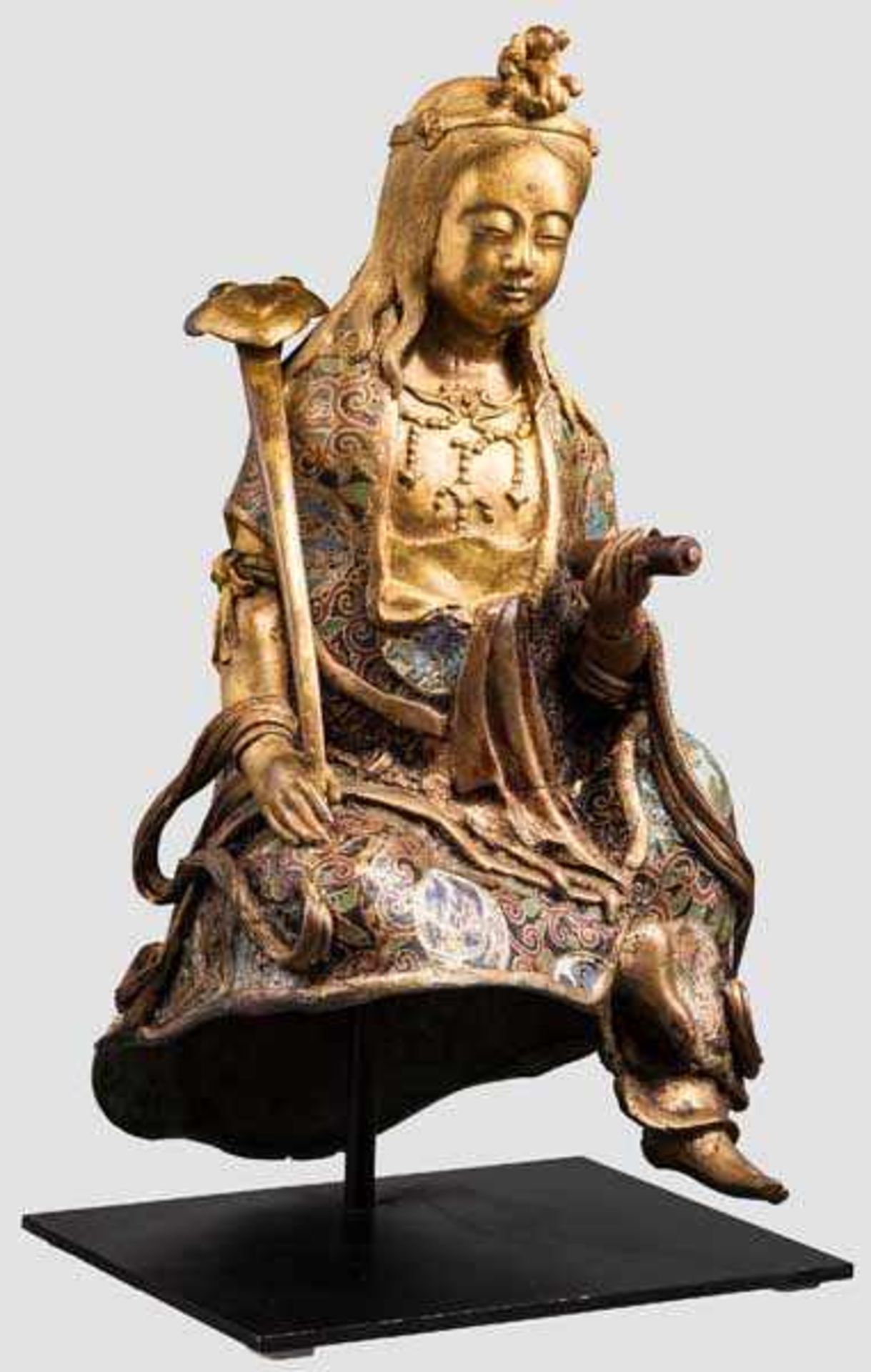 Bodhisattva Kuan-yin, China, 20. Jhdt. Bronze mit farbigen Zellenschmelzeinlagen und Resten von