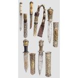 Kleine Sammlung Messer, Tibet, 19./20. Jhdt. Drei Dughti und zwei Lothi, jeweils in Messing,