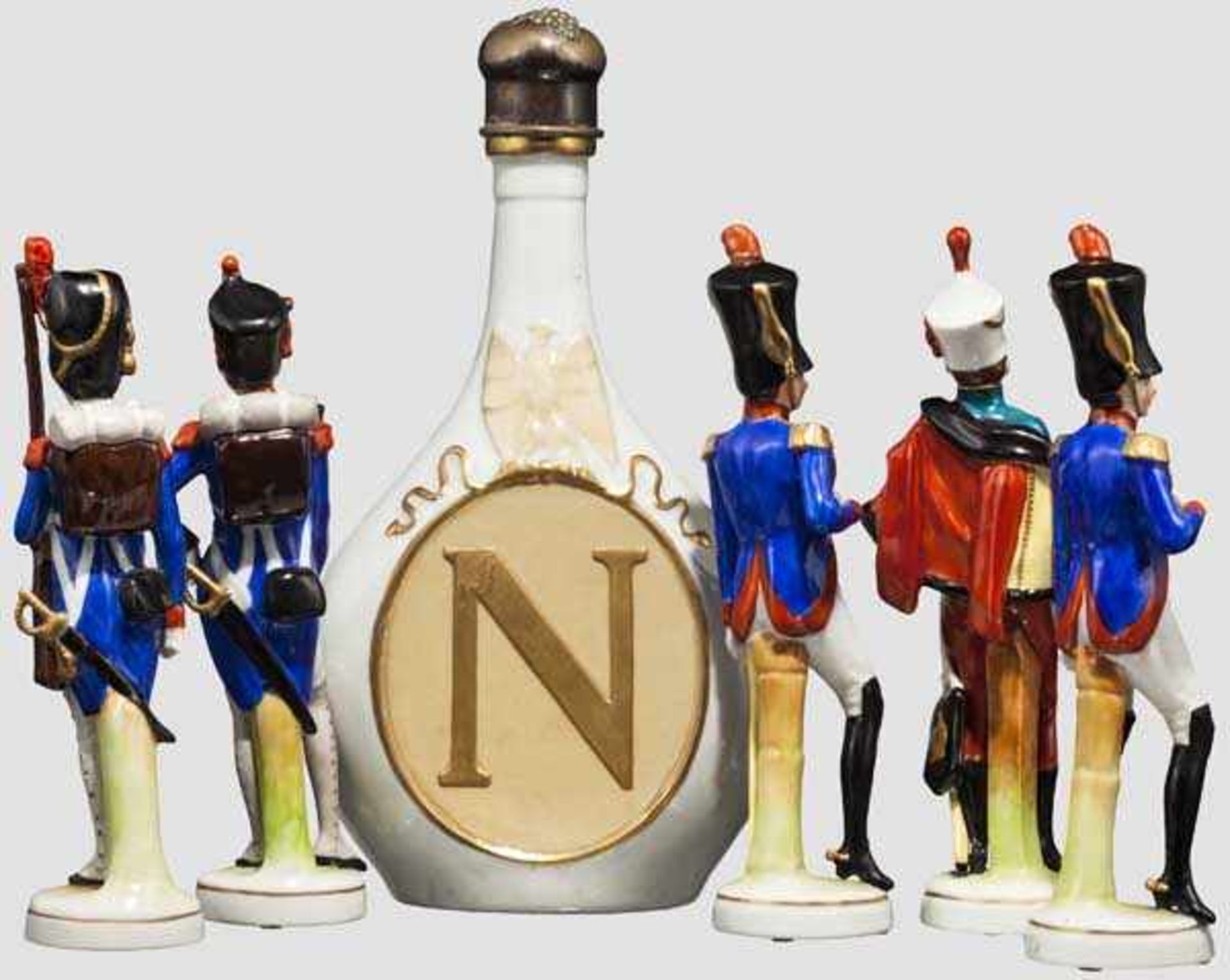 Fünf napoleonische Soldaten und eine Weinflasche der Porzellanmanufaktur Scheibe-Alsbach, 20. - Bild 2 aus 4