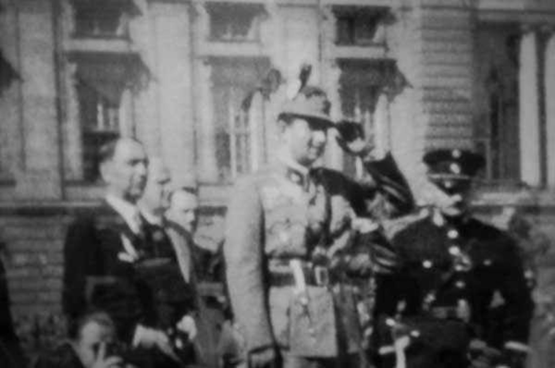 Bundeskanzler Engelbert Dollfuß auf dem Wiener Heldenplatz am 12. September 1933 - 16-mm S/W-Film - Bild 3 aus 3