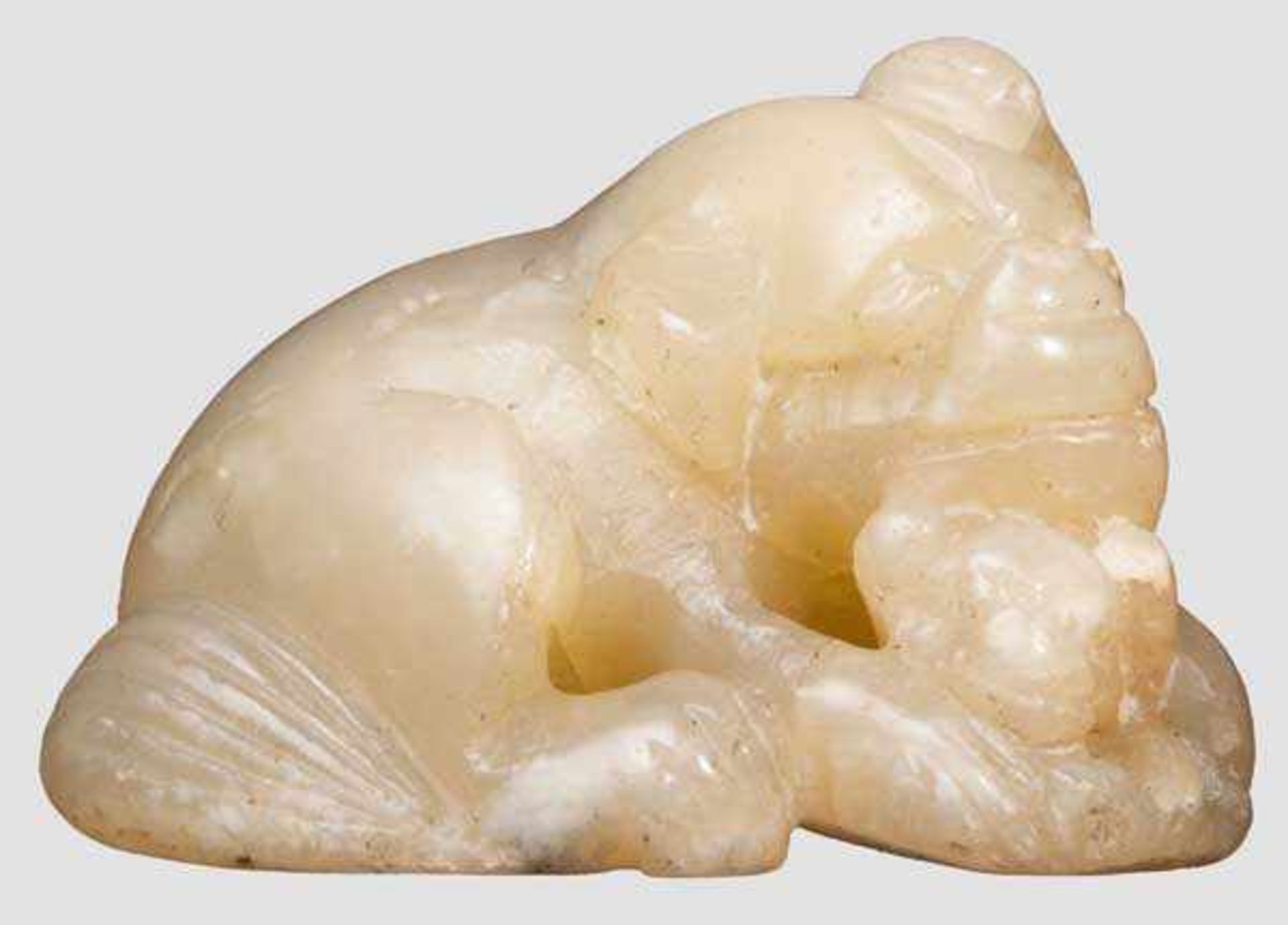 Jadefigur, China, 19. Jhdt. Geschnittene Figur aus gelblicher Jade. Darstellung eines Foo-Hundes mit