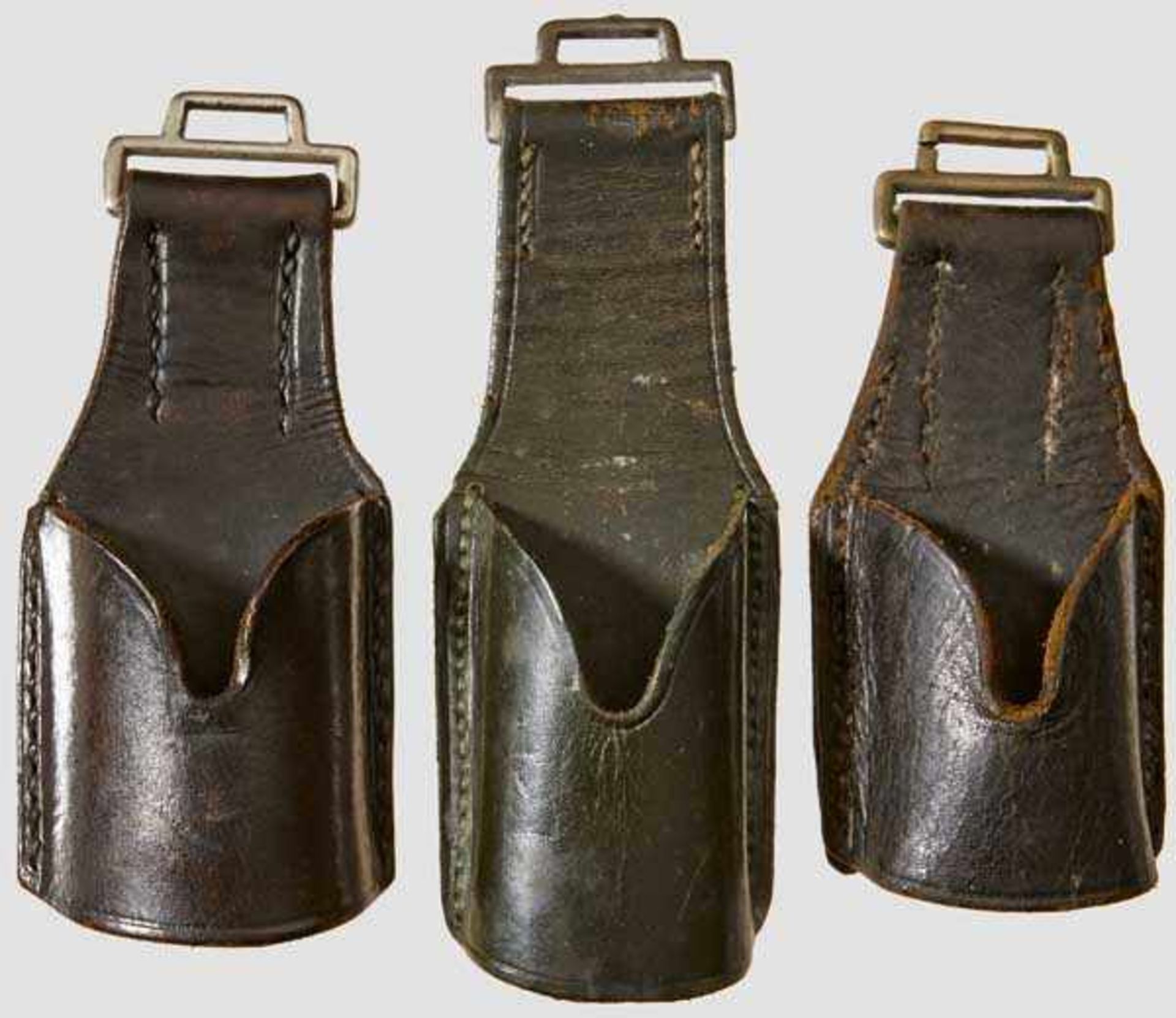 A Group of Three Hunting Forestry Frogs Two brown/black leather and one green leather. Versand aus