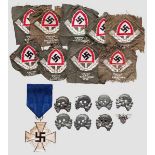 Sieben Totenköpfe für die Uniform, RAD-Mützenabzeichen, zwei Kleinabzeichen Sieben Totenköpfe (