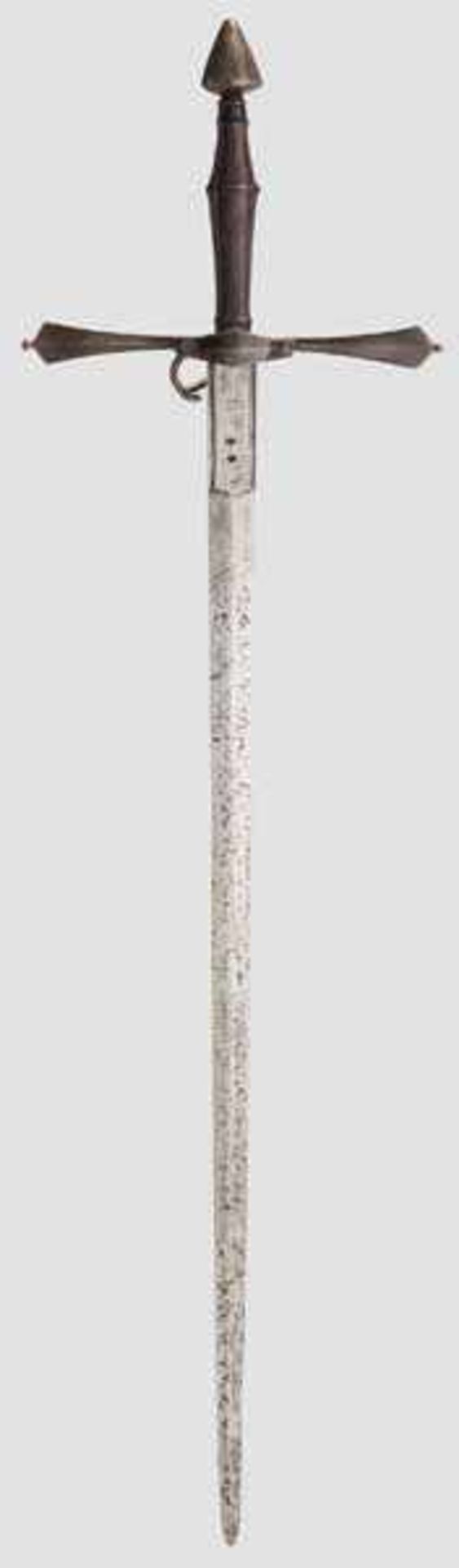Schwert zu anderthalb Hand, deutsch um 1550 Zweischneidige, beidseitig gegratete Klinge mit