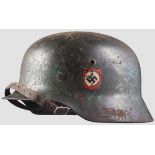 Stahlhelm M 35 mit zwei Emblemen Die Glocke grünlich überlackiert und mit neuen Emblemen versehen,