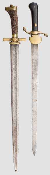 Zwei Hirschfänger, deutsch, Anfang 19. Jhdt. Ein Exemplar mit breiter zweischneidiger Klinge aus