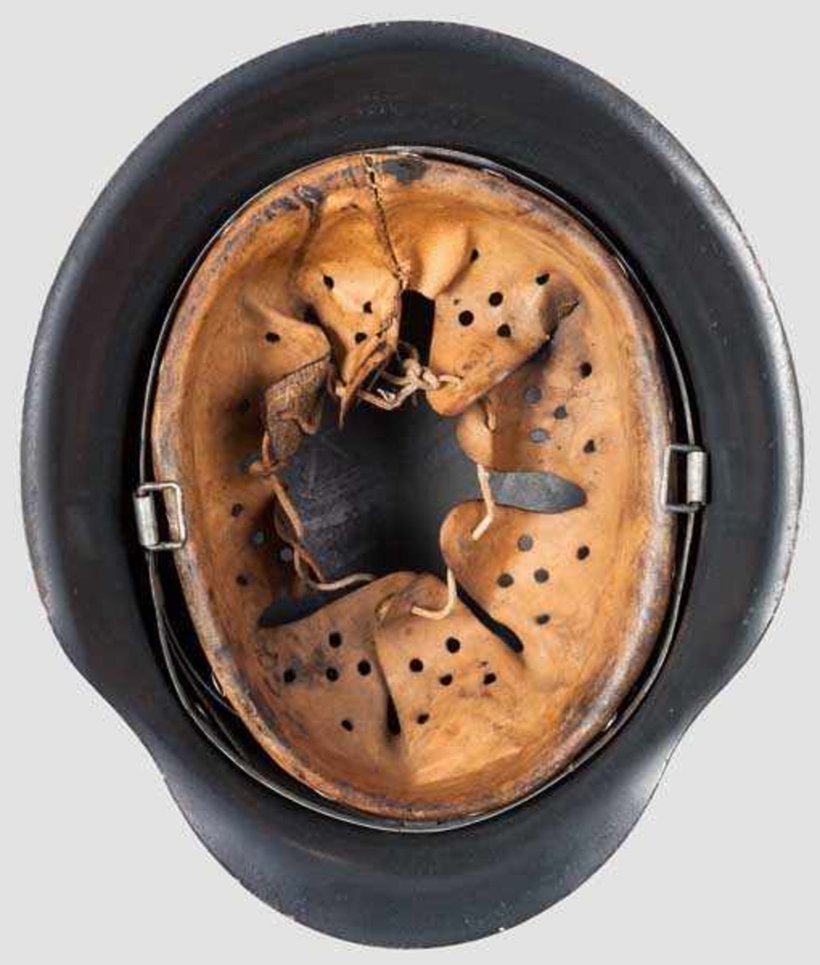 Helm M 42 mit Abzeichen des NSKK Glocke mit graublauer Lackierung, seitlich goldfarbenes Emblem, - Bild 3 aus 4