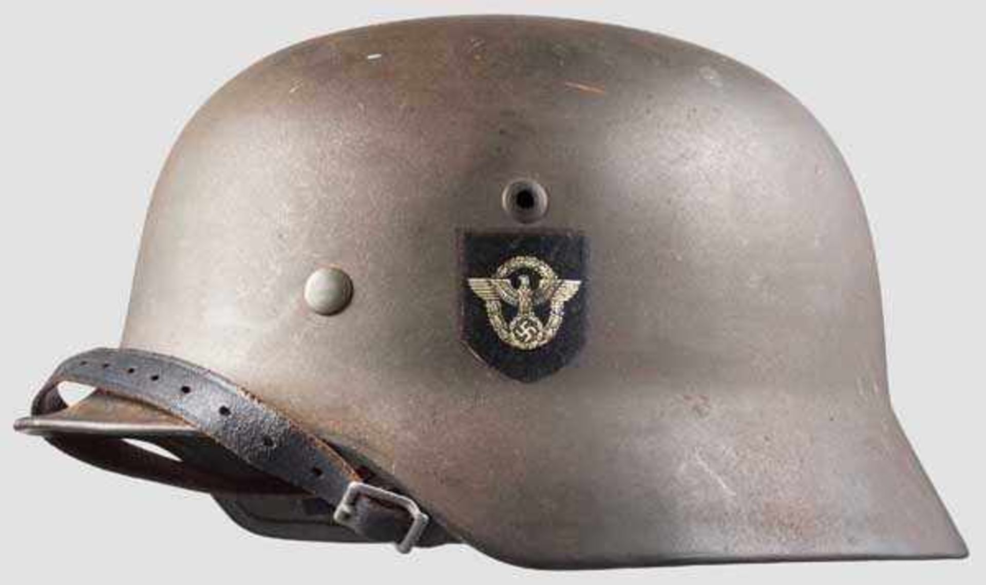 Helm M35 mit zwei Abzeichen Glocke mit nahezu komplett erhaltener, feldgrauer Lackierung, beide
