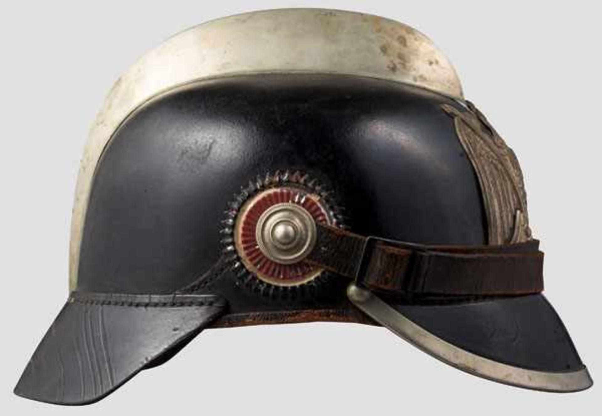 Helm für Mannschaften der Feuerwehr Schwarz lackierte Lederglocke mit Neusilberkamm. - Bild 2 aus 3