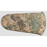 Flaches Kupferbeil, vorderasiatisch, 3. Jtsd. v. Chr. Flaches Kupferbeil mit rundem, stumpfen