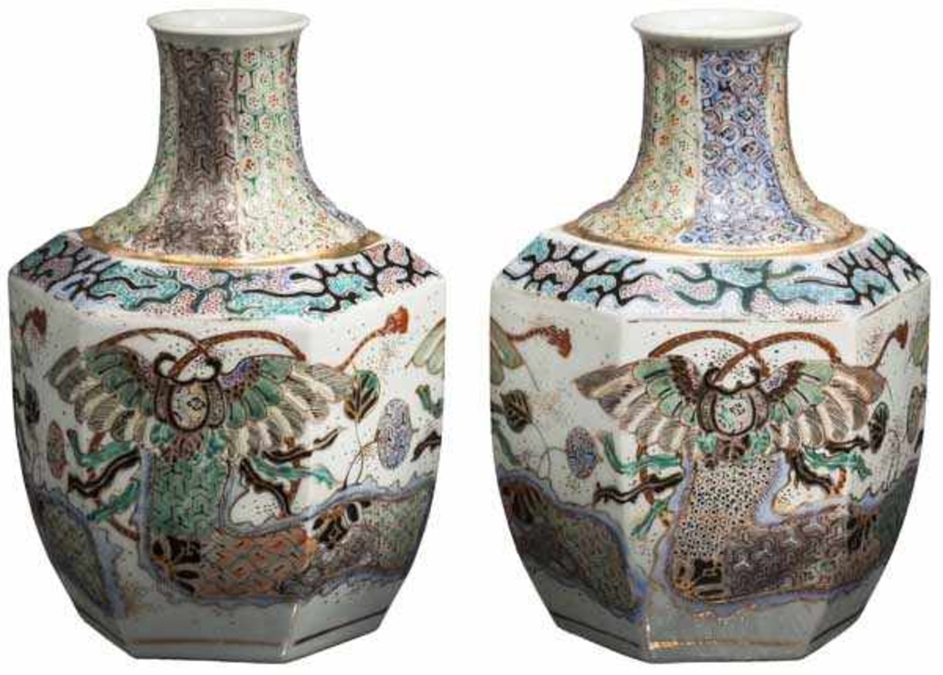 Ein Paar Imari-Vasen, Japan um 1900 Bauchige sechskantige Vasen aus weißem Porzellan mit gekehlten