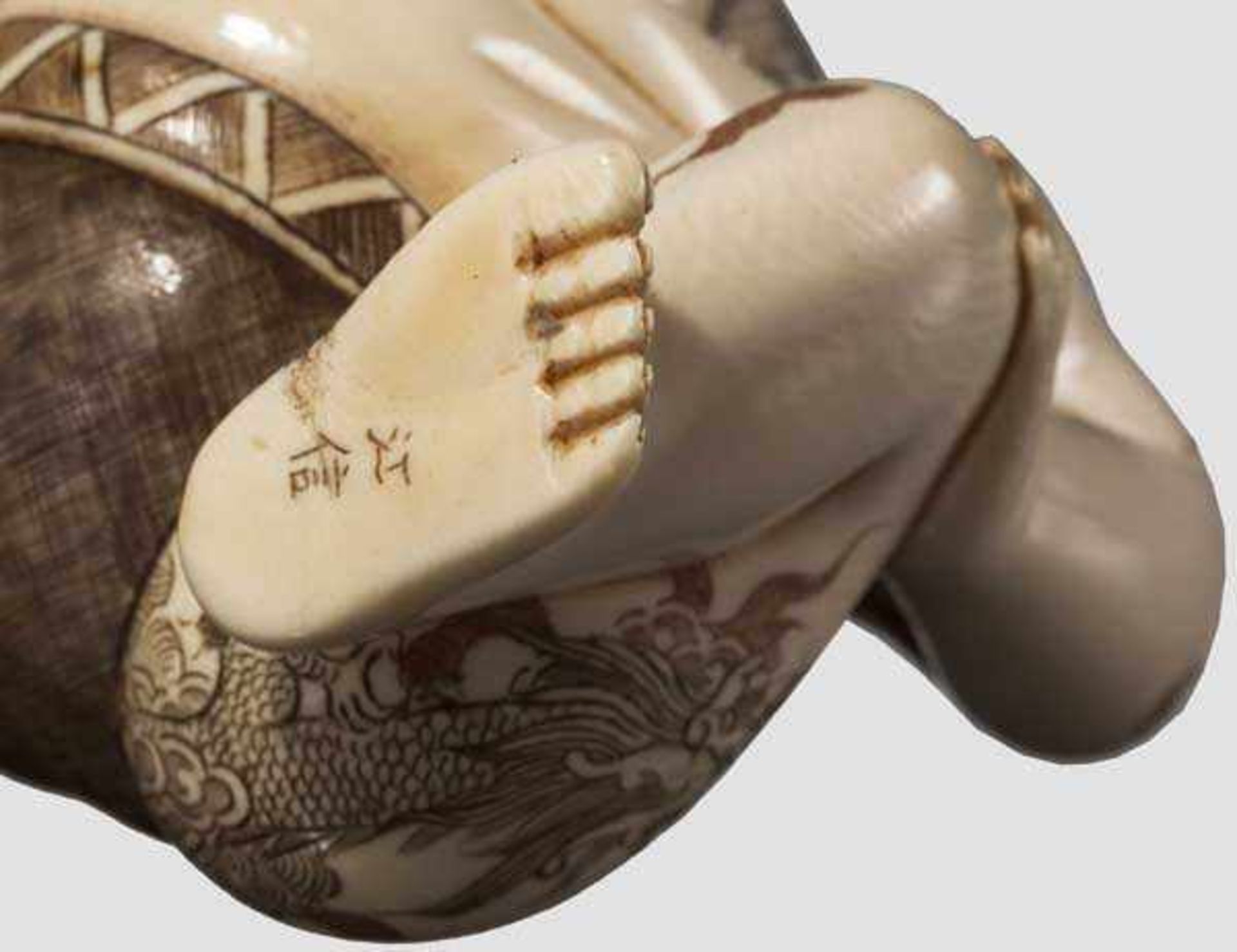 Okimono eines Sumoringers, Japan, Taisho-/Showa-Periode Ausdrucksstarke, aus Elfenbein geschnitzte - Bild 4 aus 4
