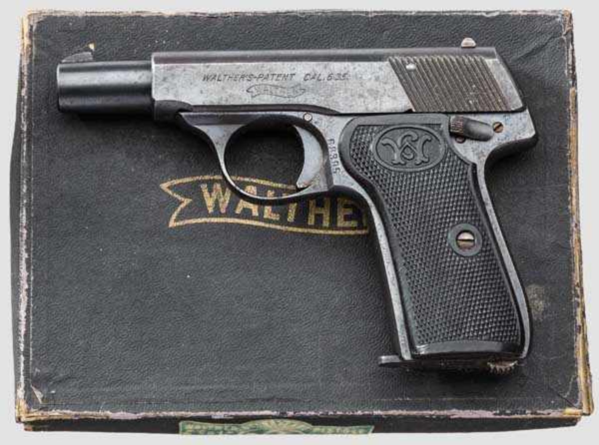 Walther Mod. 7, im Karton Kal. 6,35 mm, Nr. 68395. Nummerngleich. Fast blanker Lauf. Achtschüssig.