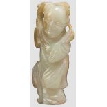 Jade-Figurine, China, 18./19. Jhdt. Vollplastisch geschnittene Figur aus hellgrüner Jade.