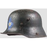 Stahlhelm M 16 eines Angehörigen des Freikorps Oberland Feldgrau überstrichene Glocke mit vs.