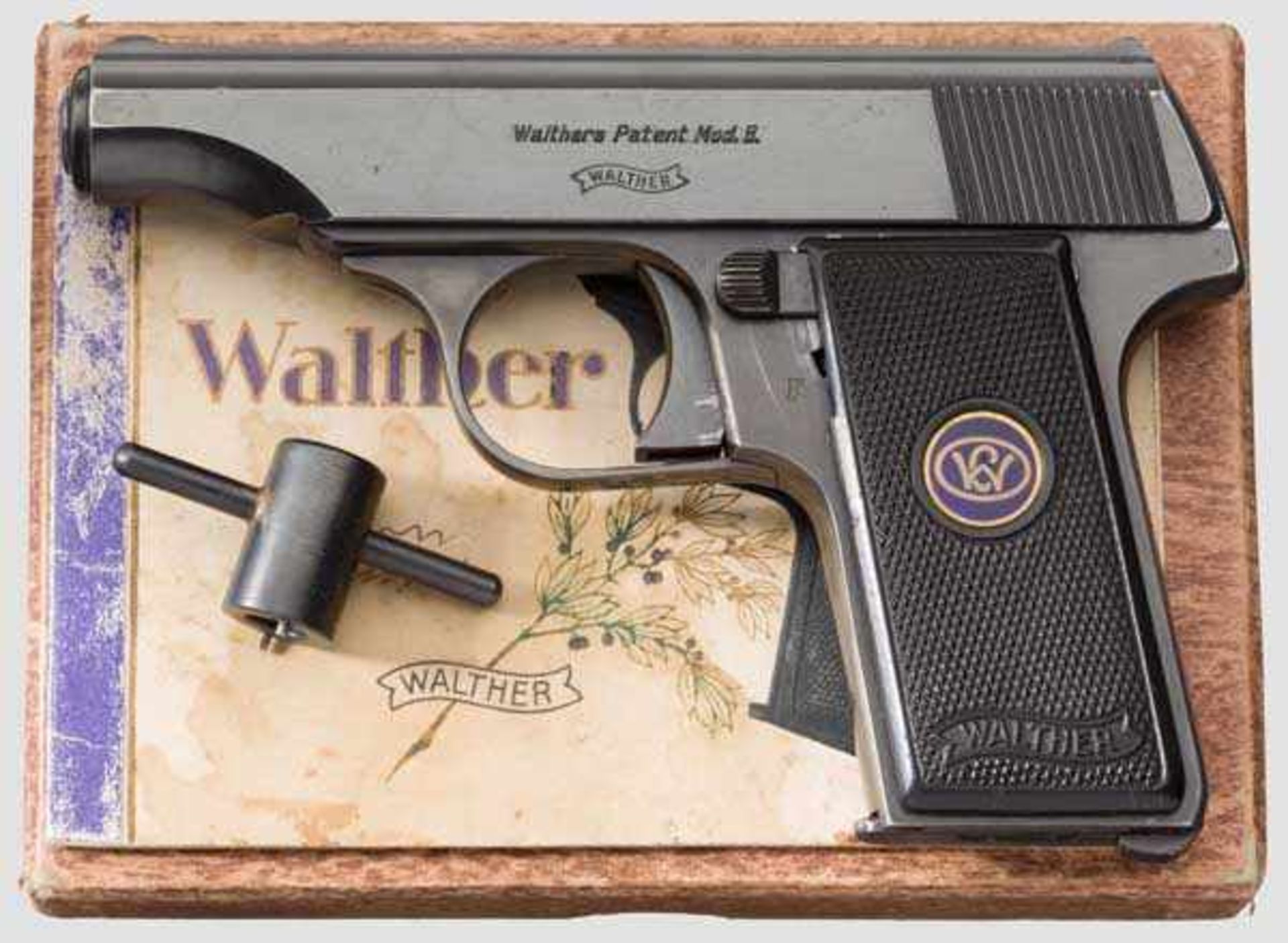 Walther Mod. 8, 2. Ausführung, im Karton Kal. 6,35 mm, Nr. 723609. Blanker Lauf. Achtschüssig.