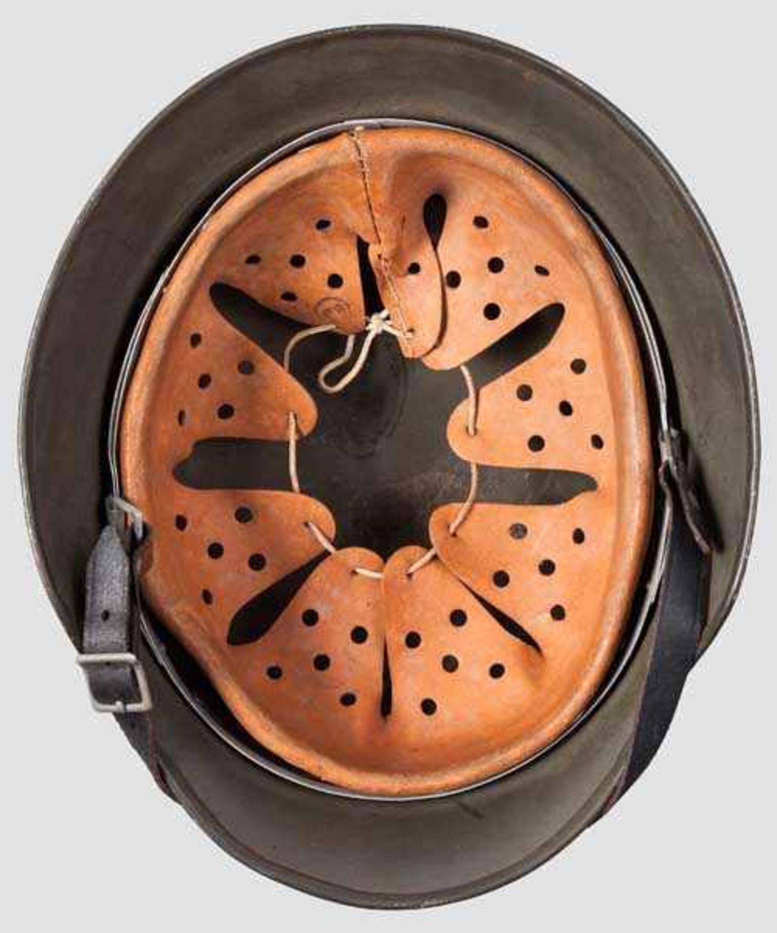 Helm M35 mit zwei Abzeichen Glocke mit nahezu komplett erhaltener, feldgrauer Lackierung, beide - Bild 3 aus 6