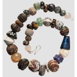 Kette aus antiken Perlen, modern aufgefädelt Verlaufend gefädelte Kette aus vor- und