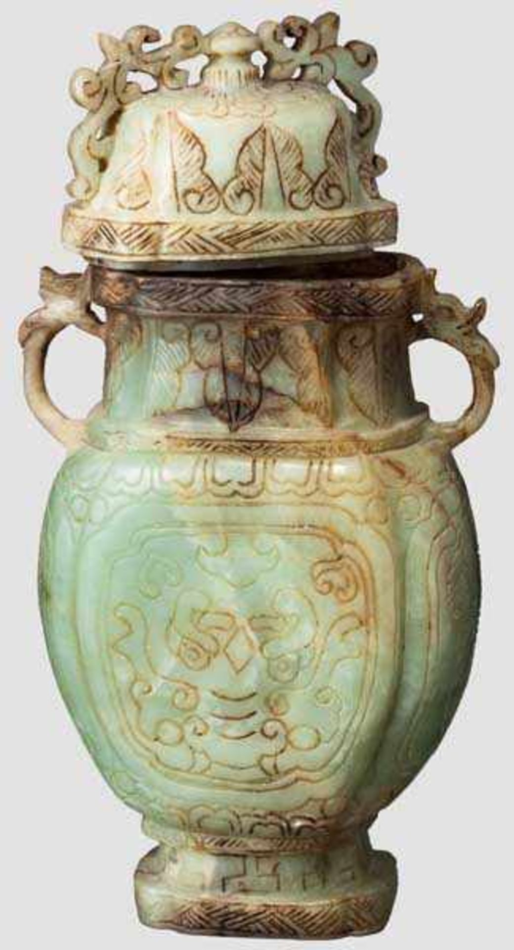 Große Vase aus Jade, China, späte Quing-Periode Einteilig geschnittene Vase aus graugrüner Jade - Bild 2 aus 3