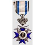 Militär Verdienst Orden - Kreuz der 4. Klasse mit der Krone und mit Schwertern in früher Weiss-