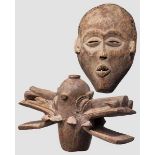 Maske, Elfenbeinküste, und Fabeltier mit Doppelkopf, Senufo Holzmaske mit stilisiertem Gesicht.