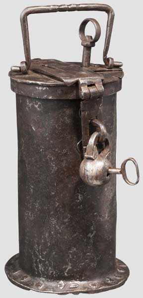 Schmiedeiserne Opferbüchse, deutsch um 1700 Zylindrischer Korpus mit ausgestelltem Fuß und umlaufend