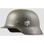 Stahlhelm M 35 mit zwei Emblemen Feldgrau lackierte Glocke mit zu 85% erhaltenem Adlerschild und