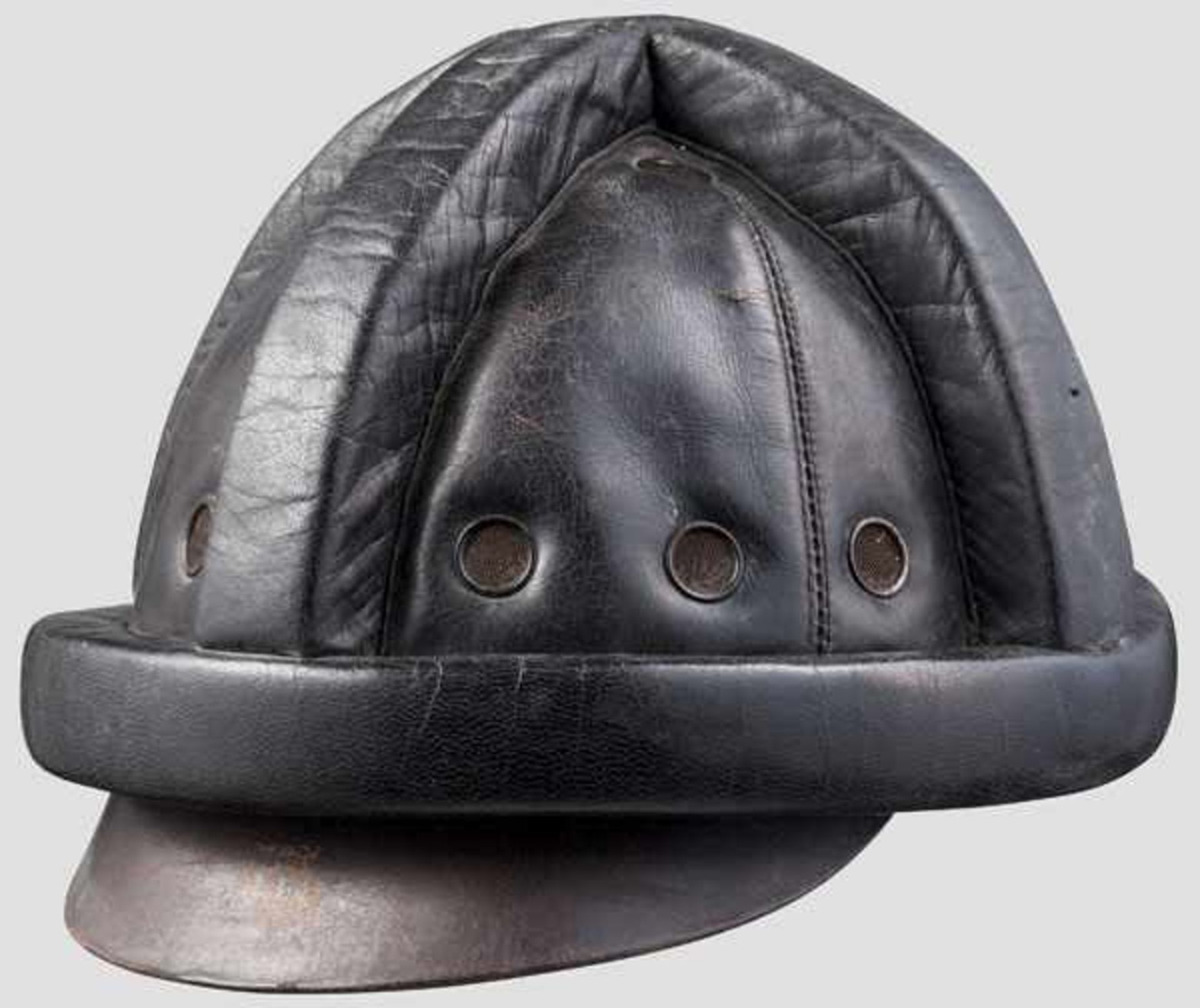 Sturzhelm Korpus mit schwarzem Leder bezogen, lederner Vorderschirm, gepolsterte Wülste,