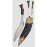 Gold- und silbermontiertes Kukri mit Klinge aus Wootzdamast, Nepal um 1900 Typische, zur Spitze