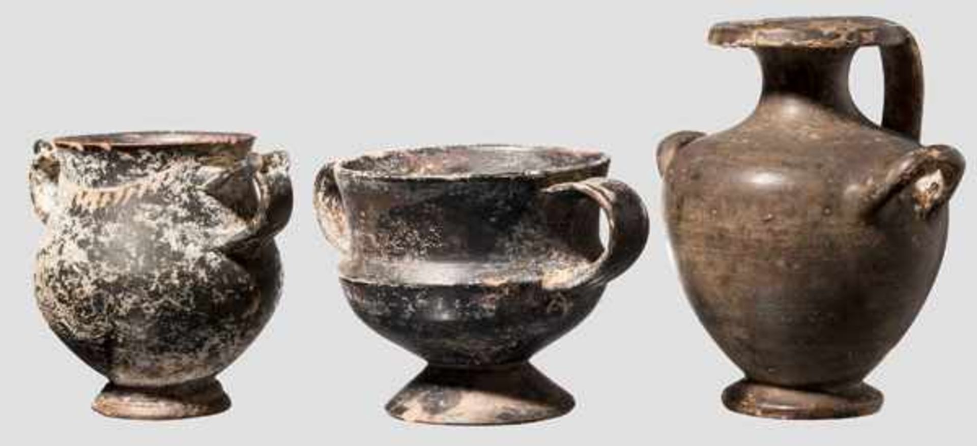 Drei Tongefäße, griechisch, 4. - 3. Jhdt. v. Chr. Miniatur-Hydria. Sienafarbene Engobe. Kleiner