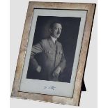 Adolf Hitler- silberner Geschenkrahmen mit Widmungsfoto Halbporträt in Parteiuniform. Unter dem Foto