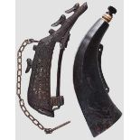 Pulverhorn, Japan, Edo-Periode Aus gepresstem und geschliffenem Horn eines Wasserbüffels gefertigt