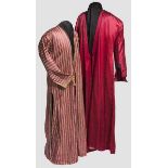 Zwei Seidenkaftane, osmanisch um 1900 Darunter ein bodenlanger Kaftan aus roter Seide mit langen