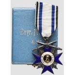 Militär Verdienst Orden - Kreuz 4. Klasse mit Schwertern in früher Weiss-Fertigung In Gold und
